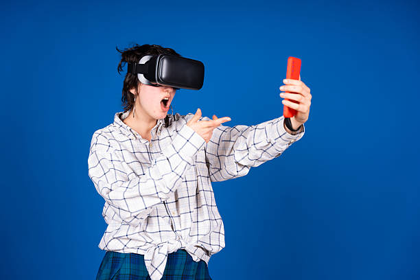 تجربه کاربری AR با هدفون واقعیت مجازی در فروشگاه آنلاین جواهرات