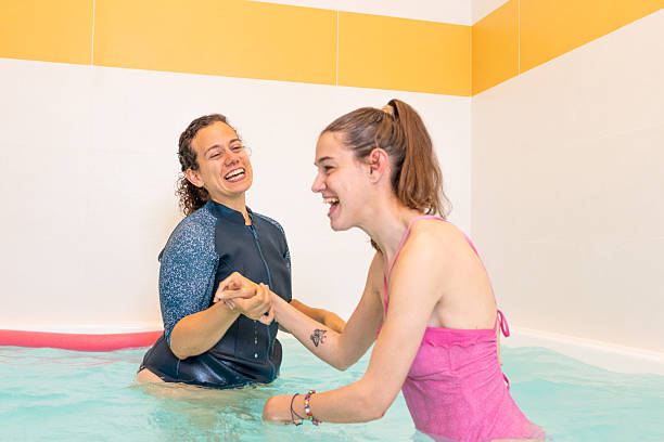 یک زن جوان در حال هیدروتراپی با تراپیست، نمادی از بهینهسازی تجربه کاربری سلامت در کلینیکهای زیبایی شیراز