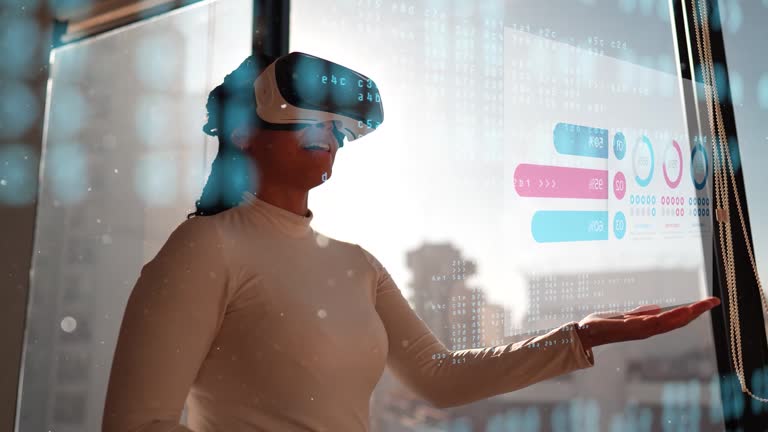 زن جوان در حال کار با شبیهساز واقعیت مجازی در دفتر - نوآوری در تجربه کاربری مالی با هوش مصنوعی