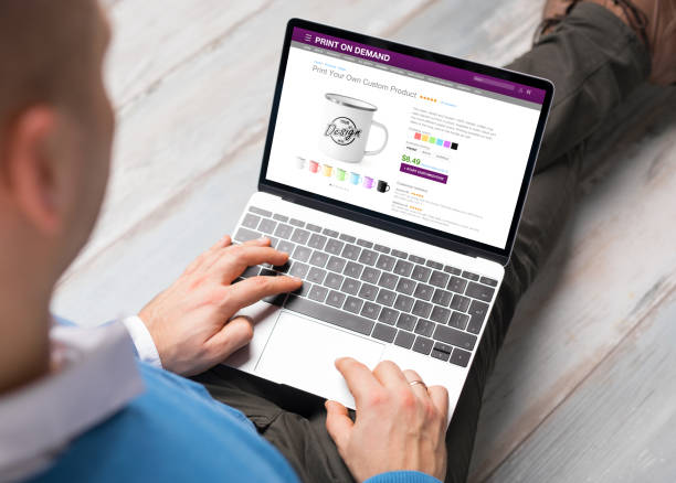 کاربر در حال استفاده از کانفیگوریتور آنلاین برای سفارشات بستهبندی آنلاین