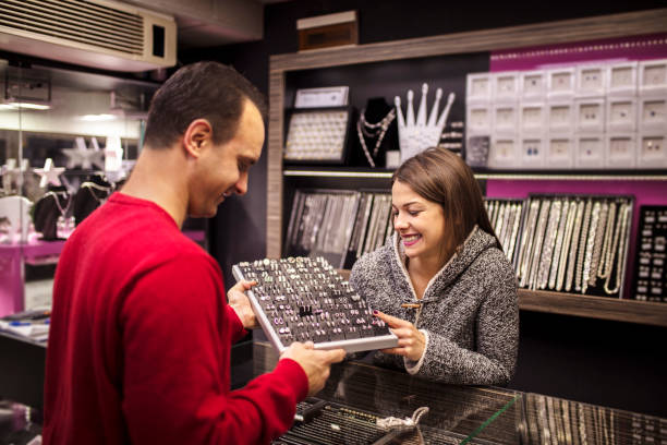 زوجی در حال لذت بردن از خرید کریسمس در فروشگاه جواهرات، نشاندهنده تجربه خرید مثبت که با ساخت CRM و استراتژی دیجیتال مارکتینگ طلا حاصل میشود