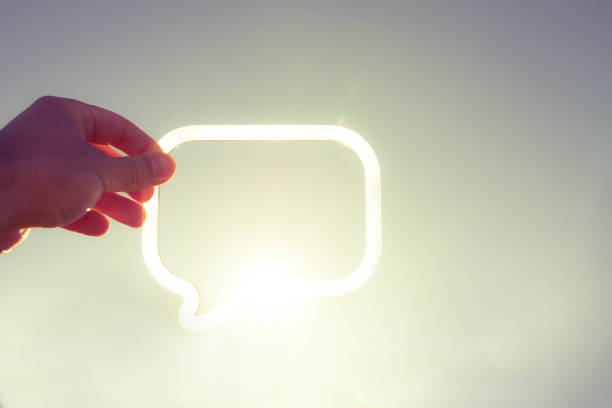 مردی که با حبابهای شفاف گفتار در زمینه آسمان آبی در حال صحبت است - شکستن سکوت در کردستان، گفتاردرمانی، بازاریابی دیجیتال، تولید محتوای ویدئویی