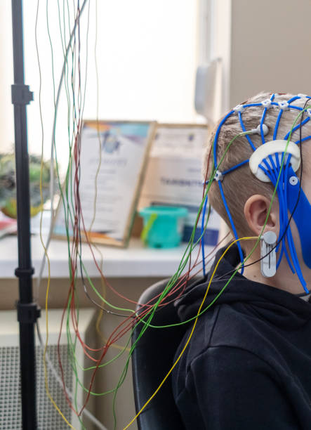 طراحی سایت پزشکی هوشمند برای مراکز توانبخشی عصبی: معاینه مغز با دستگاه EEG در بیمارستان