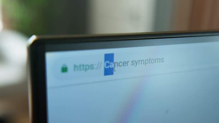 نمای نزدیک مانیتور کامپیوتر با جستجوی سرطان، اعتماد بیماران آنلاین، پشتیبانی وبسایت سلامت