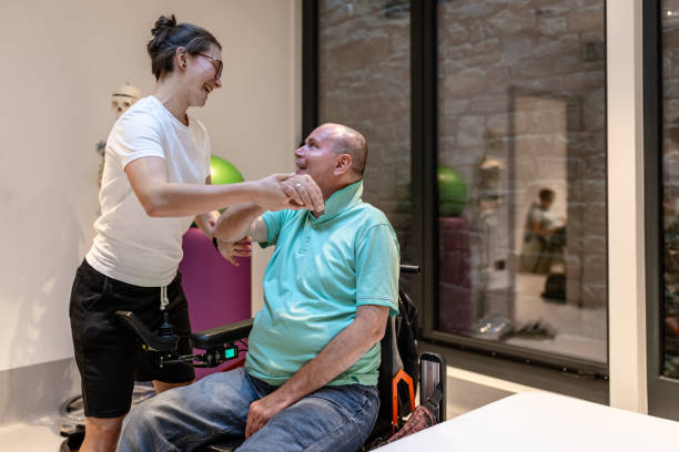 طراحی پرتال نوبتدهی آنلاین فیزیوتراپی در تبریز: بیمار معلول در مطب فیزیوتراپی همراه با فیزیوتراپیست و طراحی UX بیماران