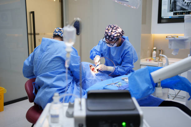 پشتیبانی وبسایتهای درمانی برای کلینیکهای ایمپلنت دندان در شیراز: تضمین پایداری و سئو سایت پزشکان 2026 - جراح دندانپزشک در حال انجام جراحی ایمپلنت