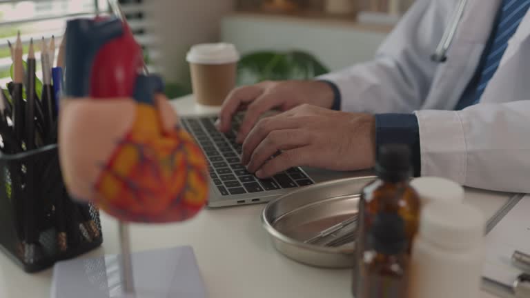 سئو پزشکان فوق تخصص قلب در مشهد: پزشکی در حال جستجو در اینترنت برای بهینه سازی سایت پزشک خود.