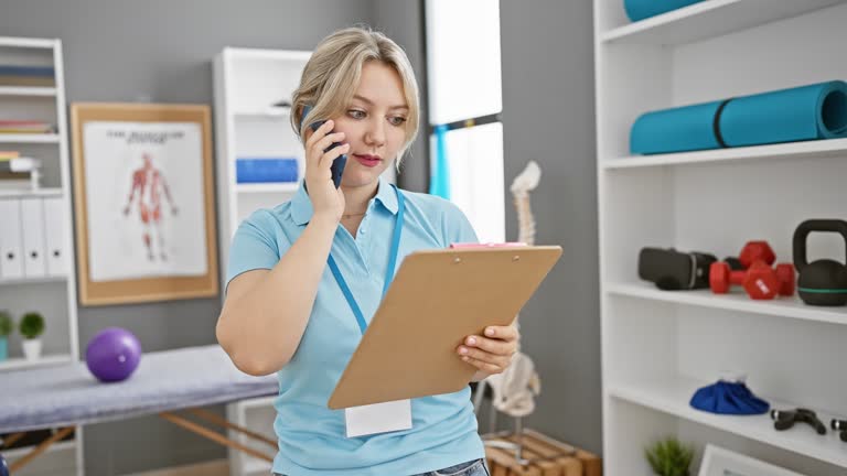 کارمند در حال استفاده از CRM پزشکی برای مدیریت مطب فیزیوتراپی در اهواز