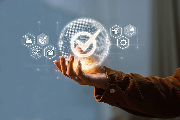 توسعه وب و پشتیبانی امن وردپرس پزشکی - دست در حال نگه داشتن کره زمین دیجیتال با نماد تیک نمادین کنترل کیفیت جهانی