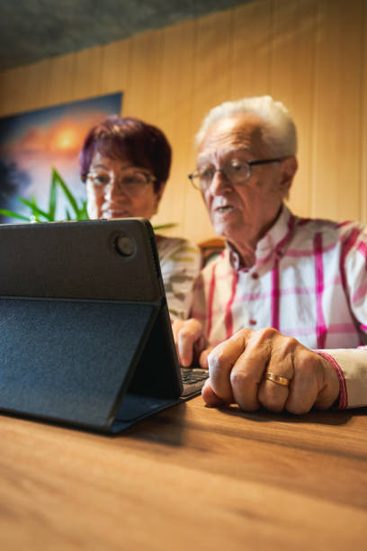 توسعه وب و طراحی UX بیماران برای مراکز سالمندان در یزد 2026 - بهبود تجربه سلامت آنلاین برای زوج سالمند