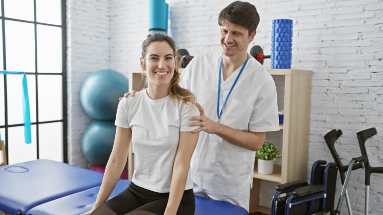 بیمار و فیزیوتراپیست در حال گفتگو در مرکز فیزیوتراپی با وب سایت پزشکی هوشمند