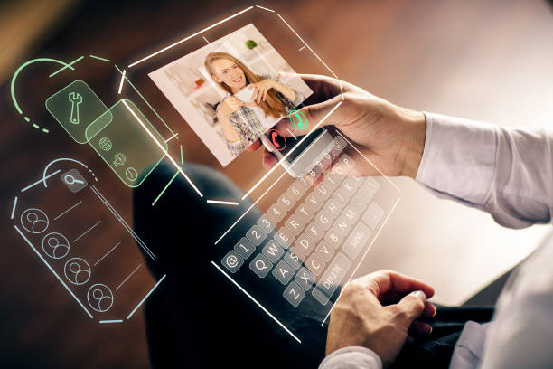 طراحی UX بیماران و نوبتدهی آنلاین هوشمند برای کلینیکهای دندانپزشکی زیبایی در رشت: مردی در حال استفاده از گوشی هوشمند برای نوبت دهی آنلاین هوشمند