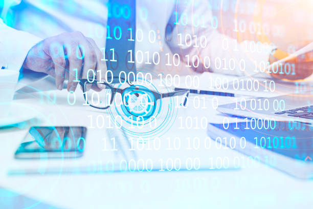 برنامهنویس در حال کار روی امنیت وردپرس پزشکی برای بیمارستانهای تهران – پشتیبانی وبسایتهای درمانی و بهینهسازی UX