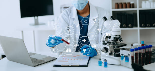 پزشک در حال کار با تبلت دیجیتال - بازاریابی دیجیتال آزمایشگاه و سئو پزشکی