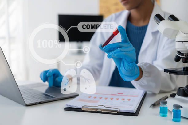 پزشک در حال تحقیق در آزمایشگاه - سئو آزمایشگاه تشخیص طبی و بهینه سازی وب سایت سلامت 2026