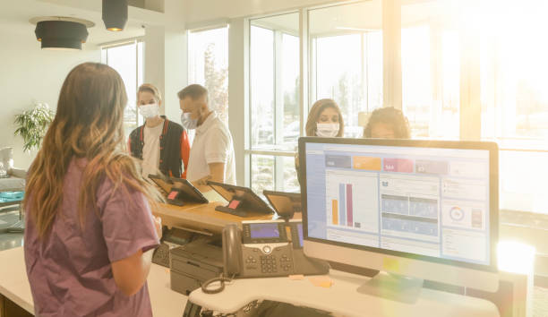 نمایی از ورودی یک کلینیک سلامت خانوادگی، با اشاره به اهمیت بهبود تجربه بیمار از لحظه ورود با نوبتدهی آنلاین و CRM پزشکی