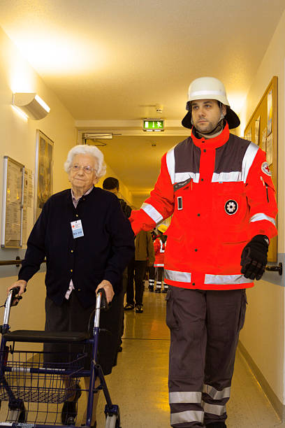 خدمات اورژانس برای سالمندان: آمبولانس و مرد هلال احمر در کنار سالمند. این تصویر به بهینهسازی مراقبت سالمندان و نیاز به سیستمهای ارتباطی قوی اشاره دارد.