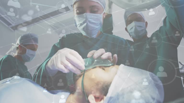 انیمیشن شبکهای از ارتباطات با آیکونهای افراد بر روی تصویر جراحان در اتاق عمل - سئو کلینیک جراحی و برندینگ دیجیتال