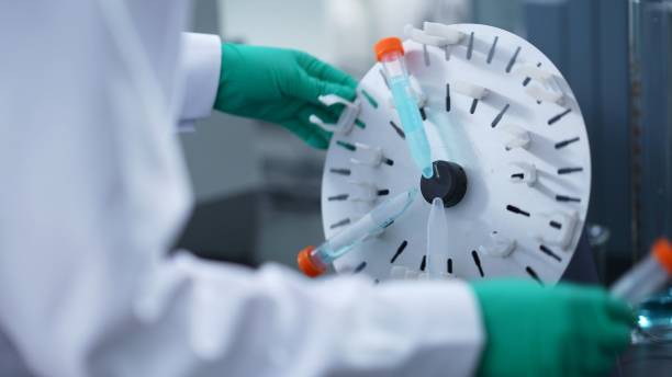 دانشمند زن آسیایی در آزمایشگاه بیولوژیکی در حال استفاده از نرمافزارهای مدیریت آزمایشگاه و CRM پزشکی برای بهبود تجربه بیمار در آزمایشگاه