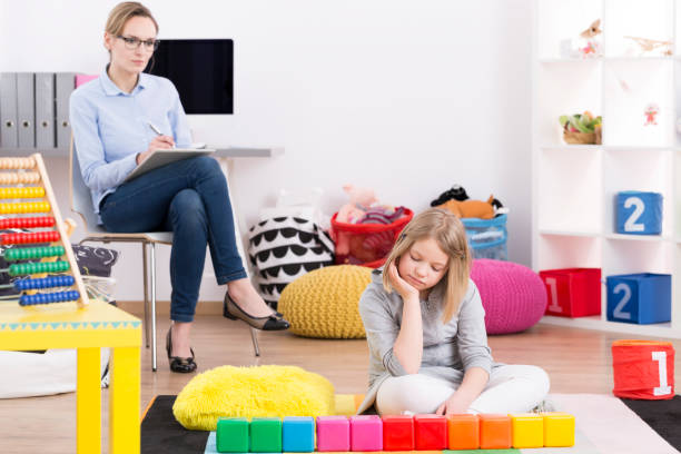 روانشناس کودک در حال تست و مشاوره با یک دختربچه، سئو کلینیک روانشناسی کودک و افزایش مراجعین