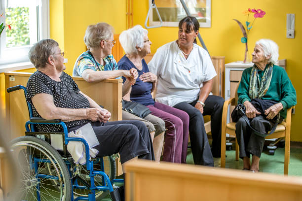 نرمافزارهای مدیریت مطب و CRM پزشکی برای مراکز سالمندان در تهران: بهینهسازی تجربه بیمار و نوبتدهی آنلاین 2026 - مراقبت از سالمندان در منزل با تکنولوژی