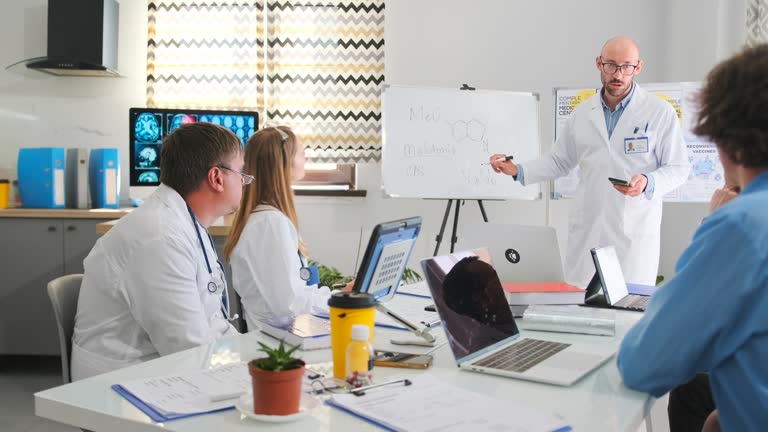 مشاوره دیجیتال مارکتینگ سلامت و آموزش سئو برای مراکز جراحی محدود در کرمان: افزایش جذب بیمار - اساتید پزشکی در حال آموزش