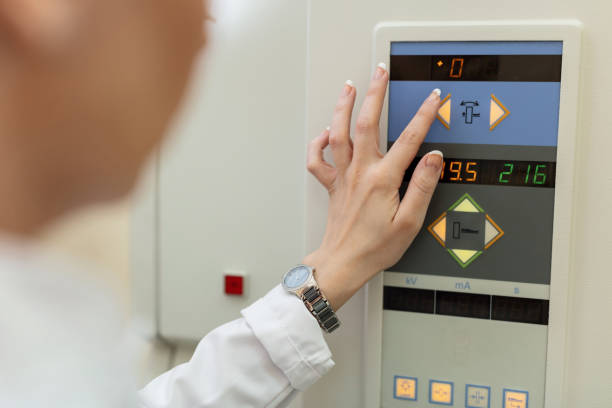 CRM پزشکی و نرمافزارهای مدیریت بیمارستان، طراحی پرتال نوبتدهی آنلاین، ارتقای وبسایت سلامت - تکنسین پزشکی در حال شروع اسکن MRI