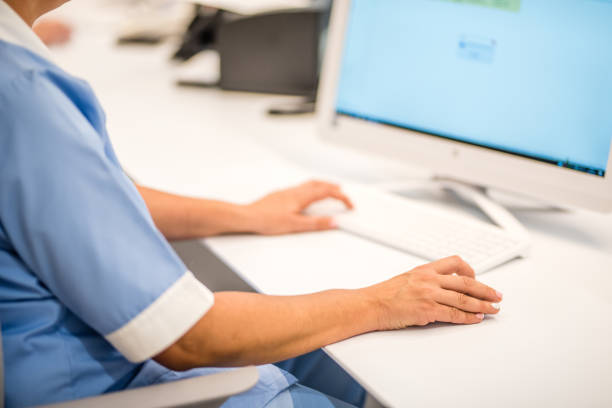 پشتیبانی سایت کلینیک و امنیت وردپرس پزشکی در زنجان - منشی در حال کار با سیستم مدیریت وبسایت پزشکی