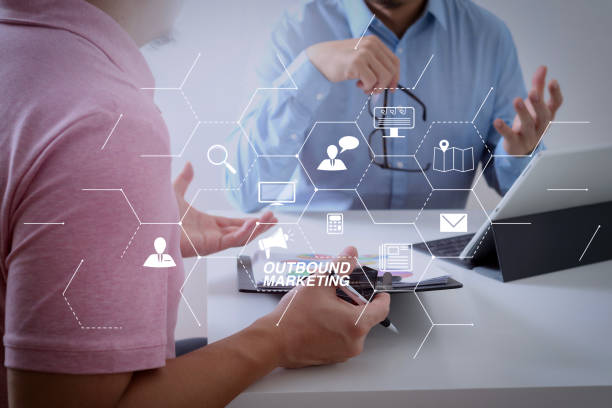 مشاوره دیجیتال مارکتینگ و سئو سایت پزشکی 2026، همکاران در حال کار بر روی اسناد و استفاده از تلفن هوشمند