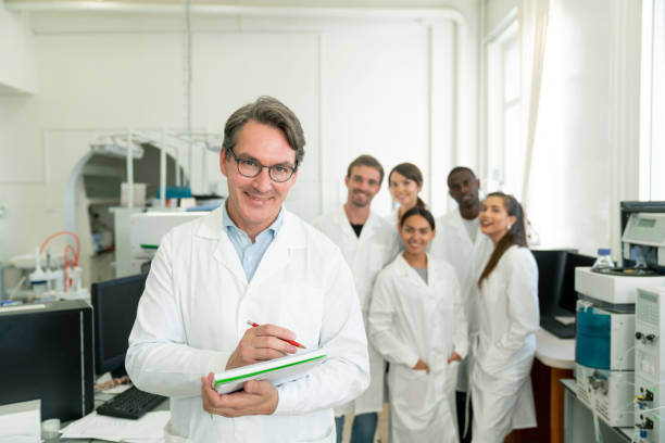 نرمافزار مدیریت آزمایشگاه و مدیریت آزمایشگاهی - گروهی از دانشآموزان و معلم در کلاس شیمی، نشاندهنده آموزش و مدیریت