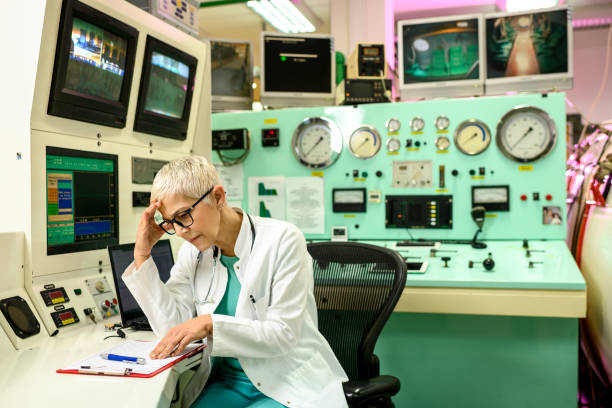 طراحی سایت پزشکی و برندینگ دیجیتال برای مراکز پزشکی هستهای در اصفهان: بهینهسازی UX بیماران و نوبتدهی آنلاین 2026 - پزشک در اتاق کنترل کلینیک پزشکی هستهای