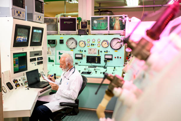 پزشکی هستهای در حال بررسی تصاویر، نمایانگر دقت و تخصص در خدمات پزشکی و اهمیت طراحی سایت پزشکی