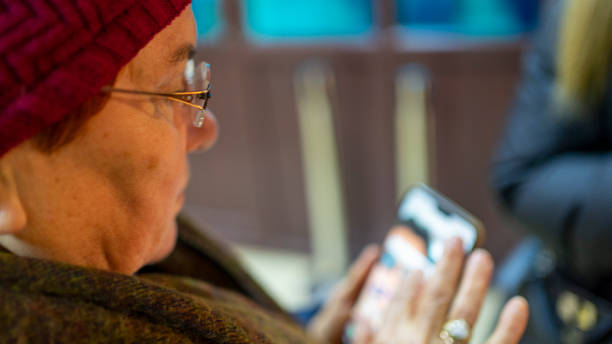 زنی میانسال در حال تایپ پیام با تبلت. طراحی UX بیماران برای مراکز سالمندان در ساری، طراحی رابط کاربری پزشکی، اعتماد خانواده در مراقبت