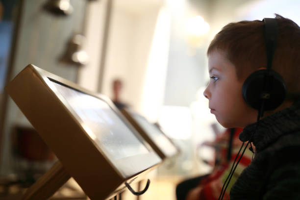 نوجوان در حال گوش دادن به موسیقی با هدفون: طراحی UX کودکمحور و جذب نوجوانان برای روانشناس کودک و نوجوان در اصفهان: سئو سایت پزشکان و تجربه کاربری کودکان