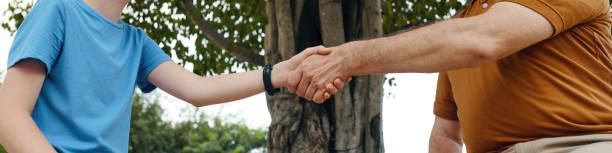 طراحی UX بیمارمحور برای دندانپزشکی کودکان: کودک در حال ارتباط مثبت، نمادی از جلب اعتماد و تجربه بیمارمحور