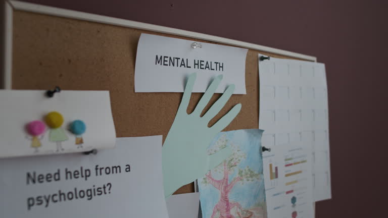 طراحی UX بیماران و نوبتدهی آنلاین سلامت روان: تابلوی اعلانات در دفتر روانشناسی، نمادی از اطلاعات در دسترس برای کلینیکهای سلامت روان اصفهان