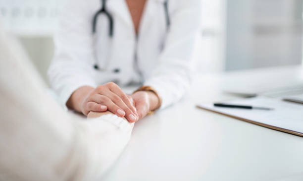 تصویری دلگرمکننده با مفهوم همبستگی و حمایت، نمادی از جلب اعتماد مراجعین پزشکی و برندینگ دیجیتال پزشکی برای مراکز درمانی در ساوه.