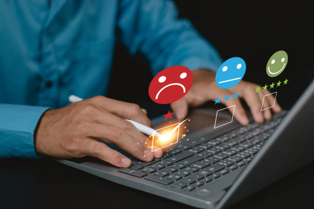 تصویری مفهومی از ارزیابی تجربه مشتری، نارضایتی مراجع؛ اهمیت طراحی UX بیماران و نوبتدهی آنلاین برای جلوگیری از نارضایتی و جذب مراجعین آنلاین.