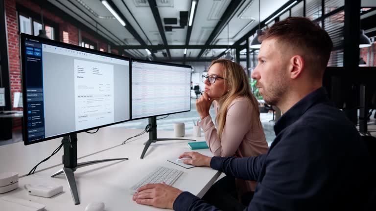 تصویر تیمی از متخصصین در حال کار با کامپیوترهای رومیزی - مدیریت وبسایت مراقبت طولانیمدت، خدمات وب مراکز سالمندان