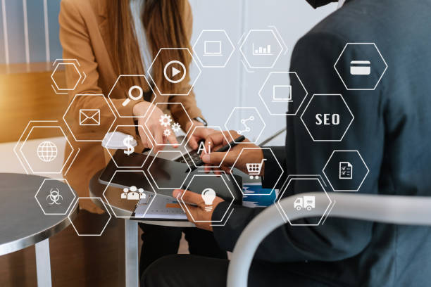 تیم کسبوکار در حال ارائه پروژه به سرمایهگذار: مشاوره دیجیتال مارکتینگ و استراتژی برندینگ دیجیتال پزشکی