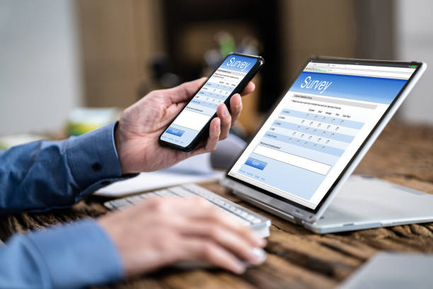 کسب و کار در حال نظرسنجی آنلاین از مشتریان با تبلت - بهبود تجربه کاربری بیماران، سئو کلینیک پزشکی