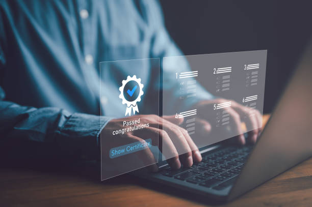 طراحی سایت پزشکی و یکپارچهسازی CRM برای آزمایشگاههای تشخیص طبی در بندرعباس - تصویر مرد تاجر در حال ارزیابی و نظرسنجی آنلاین - پینوسایت