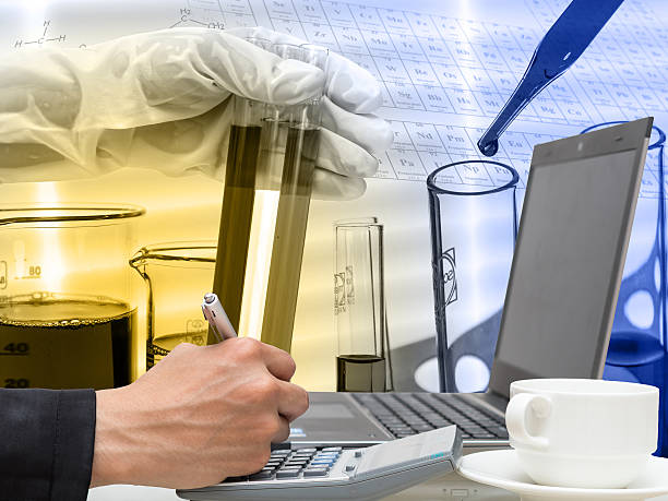 تاجر در حال استفاده از لپ تاپ در آزمایشگاه شیمی، نمادی از مدیریت اطلاعات آزمایشگاهی و توسعه وب سلامت هوشمند