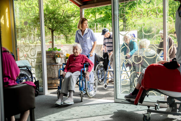 توسعه وبسایت سلامت برای مراکز سالمندان و مراقبت طولانیمدت در رشت: پیادهسازی CRM پزشکی و بهبود تجربه خانوادهها - مراقبت از سالمند در صندلی چرخدار