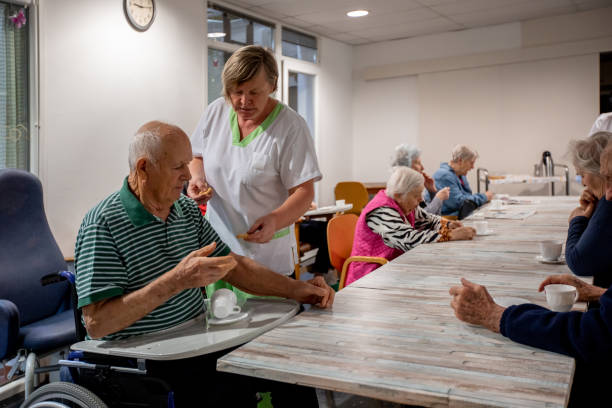 طراحی UX بیمارمحور برای مراقبت طولانیمدت در کرج: پرستاری مهربان در حال ارائه مراقبت به سالمند، نمادی از اهمیت UX سلامت در وبسایت سلامت ۲۰۲۶