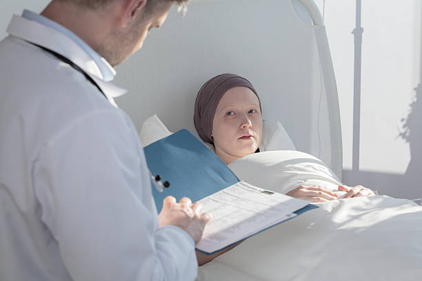 پزشک دلسوز در حال بررسی نتایج پزشکی بیمار – بهبود تجربه بیمار و مدیریت بیمارستان فوق تخصصی سرطان