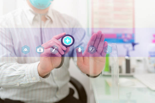 نوبتدهی آنلاین هوشمند برای فوق تخصص قلب و عروق در مشهد: دکتر در حال معاینه، مفهوم سلامت