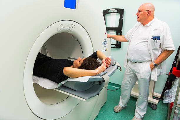 طراحی پرتال نوبتدهی آنلاین برای مراکز MRI و CT Scan در تبریز: ارتقاء CRM پزشکی و تجربه بیمار - رادیولوژیست و بیمار در حال انجام سیتی اسکن