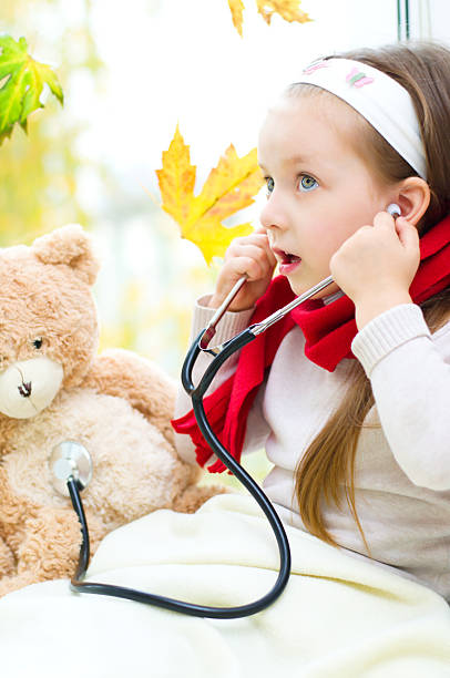 آموزش سئو برای دندانپزشکی کودکان در اردبیل - کودک در حال معاینه دندان عروسک خود