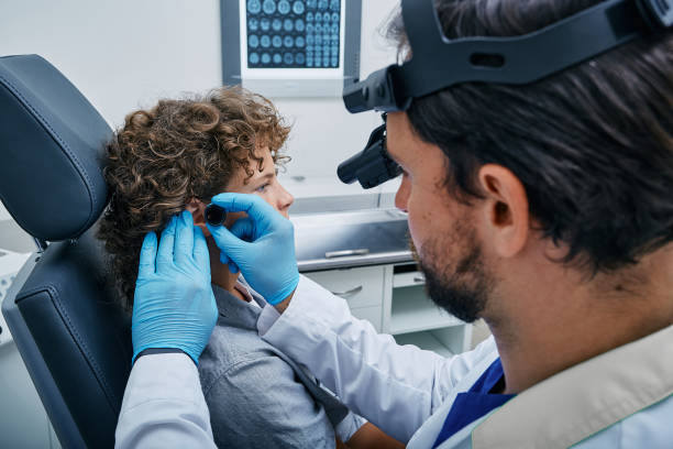 سئو تخصصی پزشکی برای متخصص گوشحلقوبینی کودکان در یزد - معاینه گوش کودک توسط پزشک